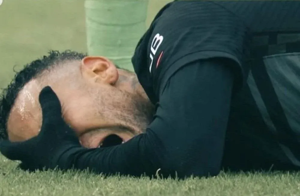 Neymar se toma la cabeza luego de la lesión en su tobillo