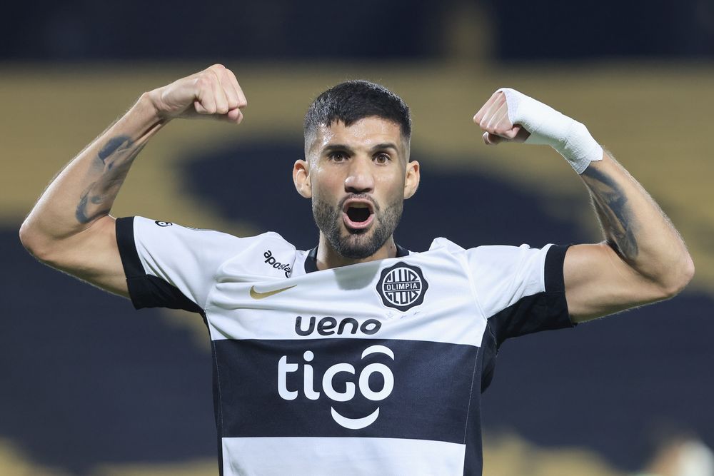 Lisandro Ezequiel López de Olimpia celebra su gol ante Peñarol por Copa Libertadores