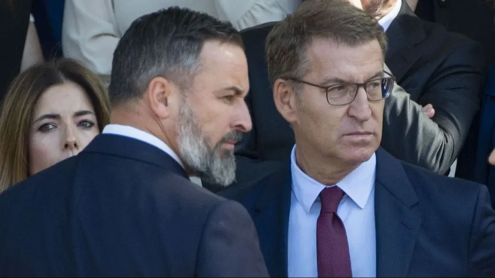 El presidente de Vox, Santiago Abascal, y el líder del partido Popular, Alberto Núñez Feijóo