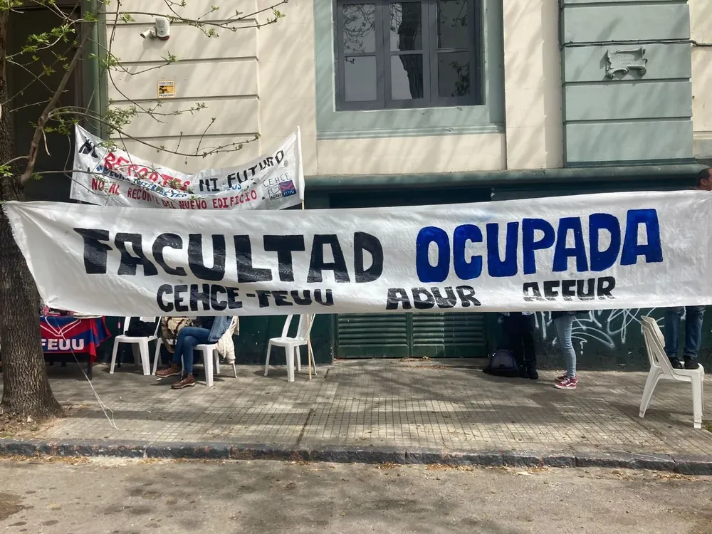 Facultad de Humanidades ocupada por docentes y estudiantes