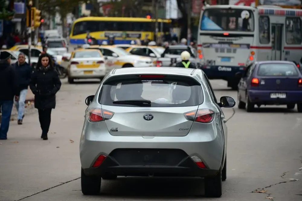 Vehículo de Uber se retira del lugar sin su chapa.