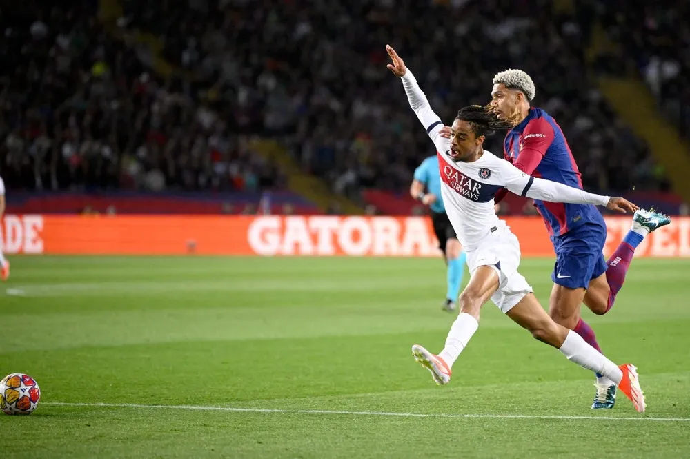 La falta de Araújo a Barcola que le costó la roja