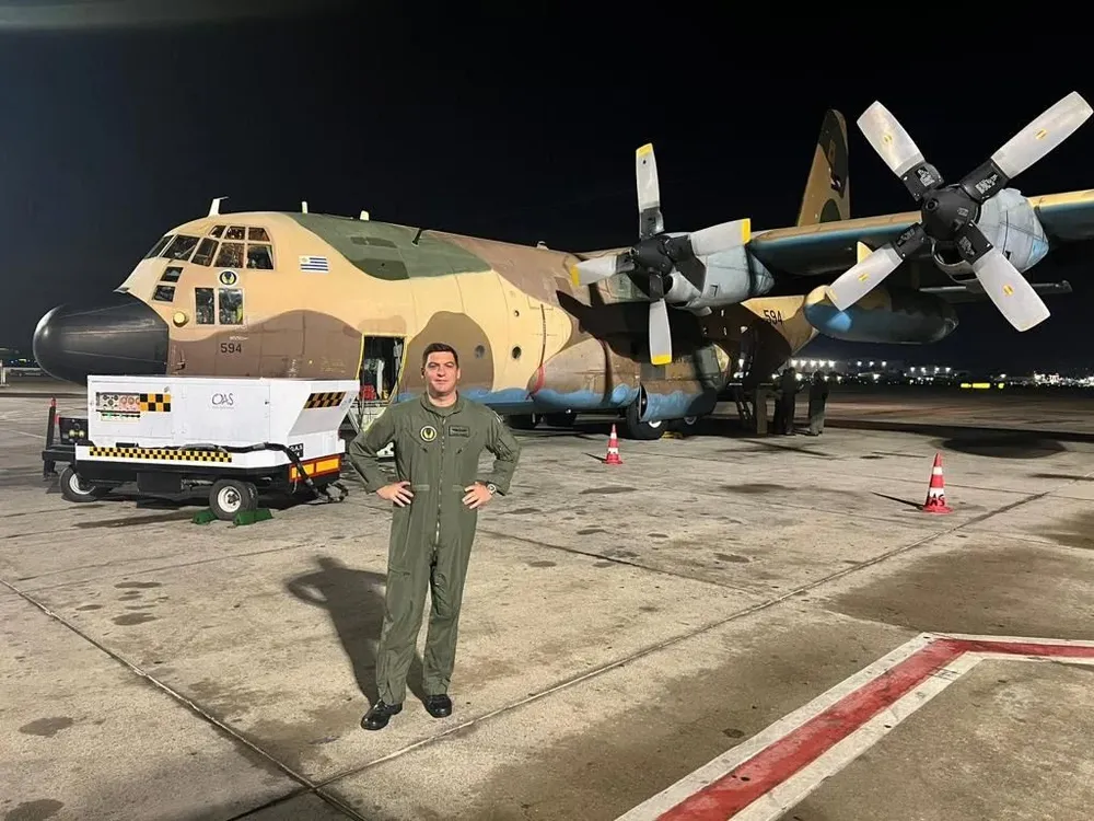 El piloto uruguayo antes de emprender el viaje desde Tel Aviv a Madrid