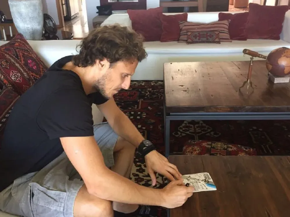 Diego Forlán escribiendo su carta