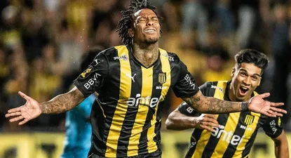 Abel Hernández y Matías Arezo juntos en Peñarol en 2023