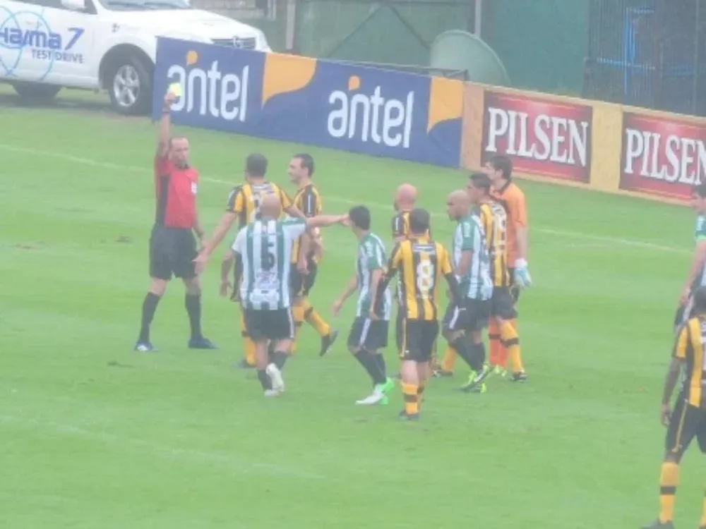 Fedorczuk le muestra la segunda amarilla a Darío