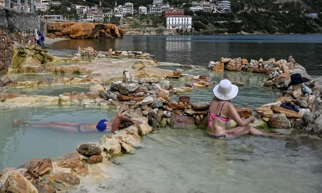 Visitantes pueden disfrutar de piscinas naturales de agua termal en la isla de Eubea