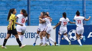 Alison Latua de Nacional celebra con sus compañeras su gol&nbsp;