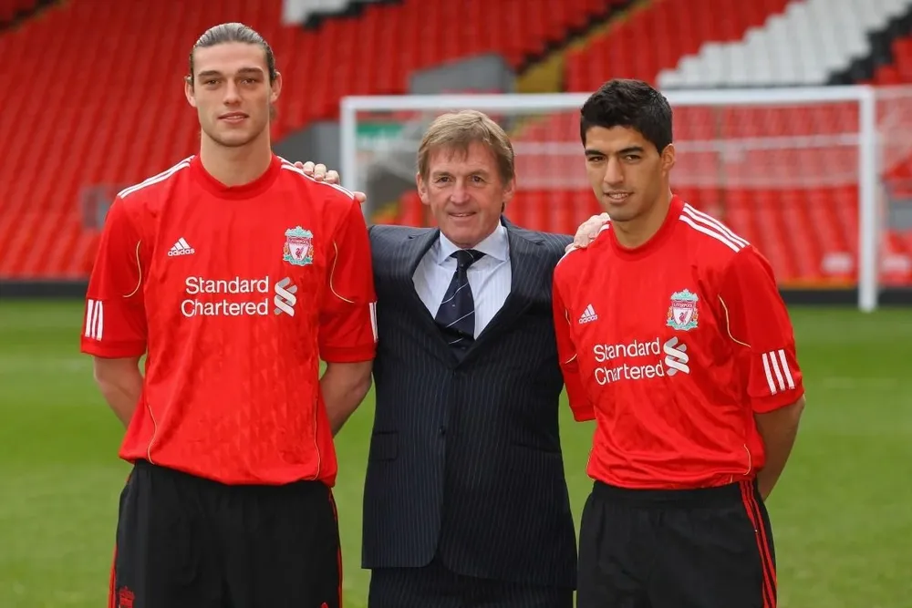 Carrol y Suárez junto a Kenny Dalglish en su presentación en Liverpool