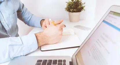 Por qué no es imprescindible que persiga la felicidad en el trabajo