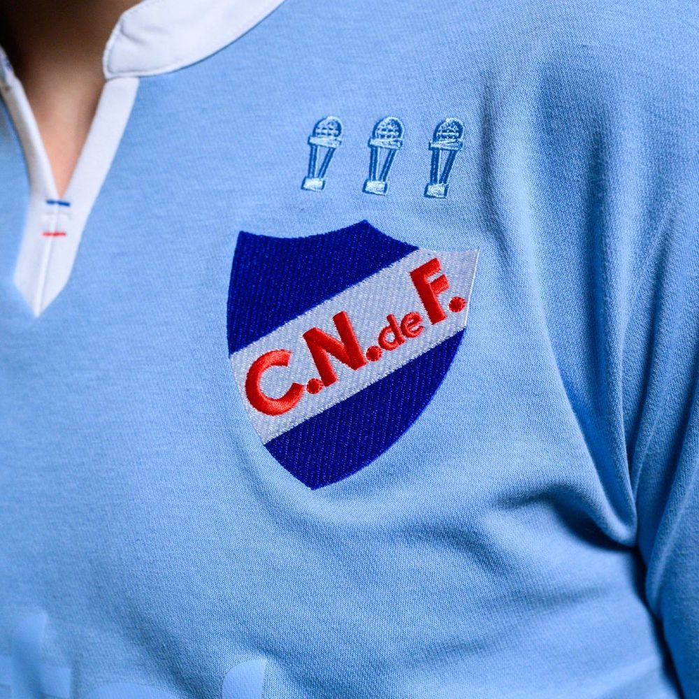Nacional lanzó su nueva camiseta celeste en homenaje al centenario de la primera vuelta olímpica en París 1924