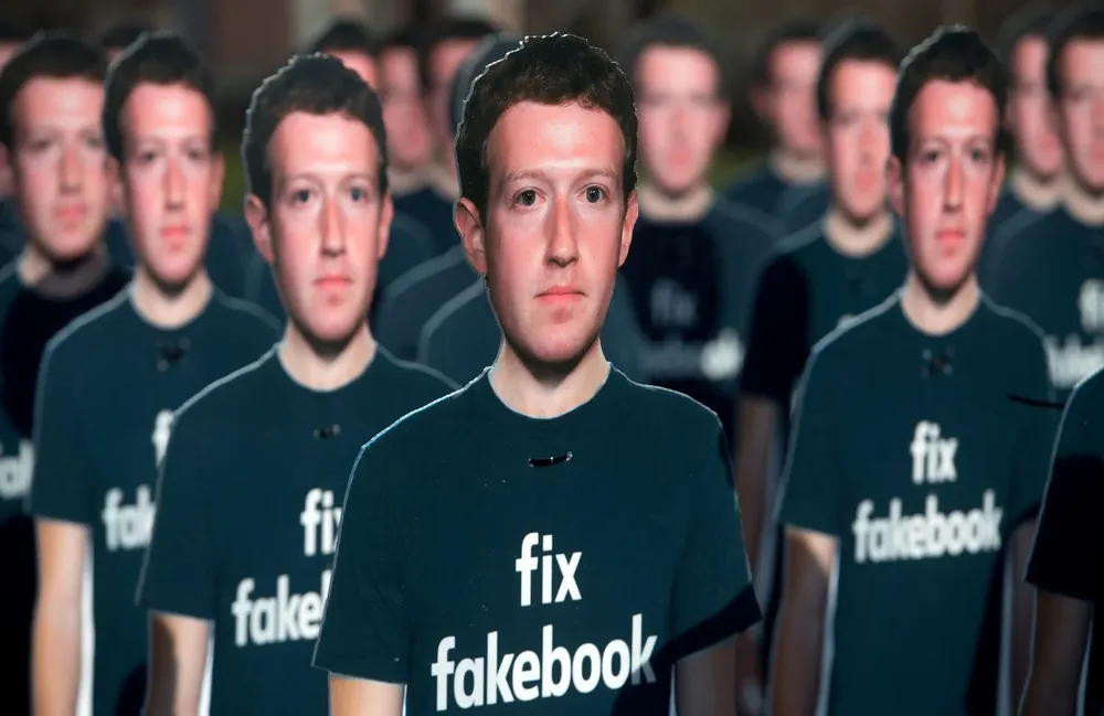 La cara de Mark Zuckerberg, fundador de Facebook, fue utilizada para esta intervención hecha en abril afuera del Congreso estadounidense en el que pedían a los legisladores que arreglen Facebook