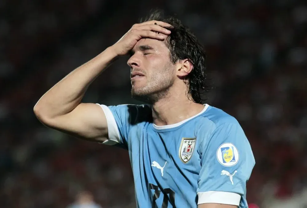 Álvaro González está en duda por una molestia en la rodilla