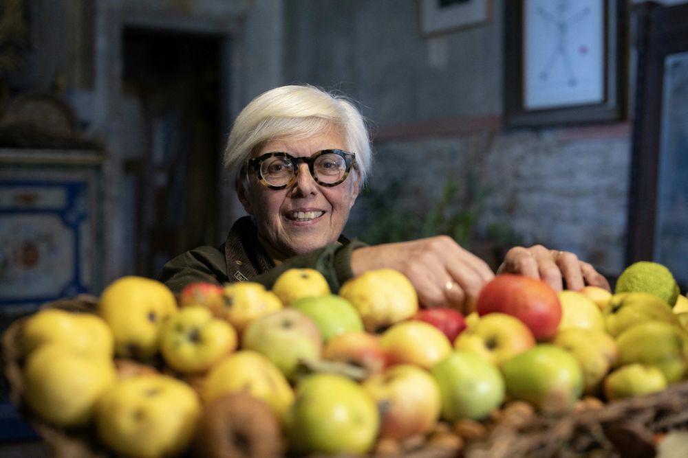 Agrónoma e investigadora italiana: Isabella Dalla Ragione posa en una pequeña iglesia donde almacena frutas de la colección de huertos de la fundación Archeologia Arborea.