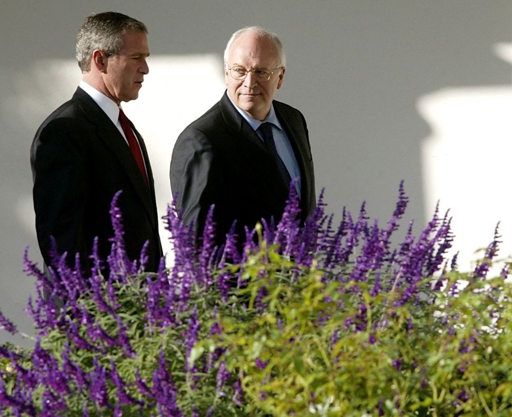Cheney junto a George W. Bush