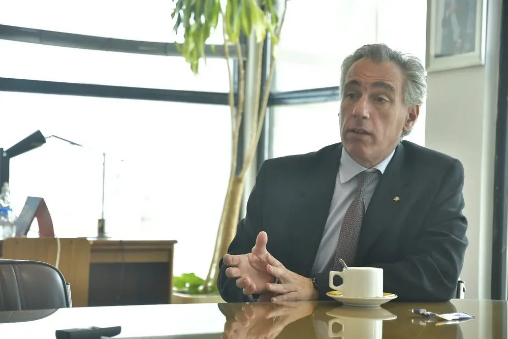 El vicepresidente de UTE, Julio Luis Sanguinetti, en su oficina del Palacio de La Luz.