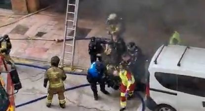 Dos bomberos muertos y siete heridos al incendiarse un garage en Alcorcón, Madrid
