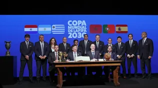 Los presidentes de todas las asociaciones, incluido el de la AUF, Ignacio Alonso, el presidente de FIFA, Gianni Infantino, presidente de Uruguay, Luis Lacalle Pou, y de Paraguay, Santiago Peña y el presidente de Conmebol, Alejandro Infantino en la mesa original en la que se fundó la Conmebol en 1916 y la pelota con una de las pelotas con las que se disputó la final Uruguay 4-Argentina 2 del Mundial 1930