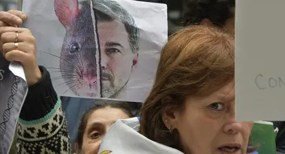 Manifestantes en la puerta del juzgado cuando el juez Recarey suspendió la vacunación en niños.