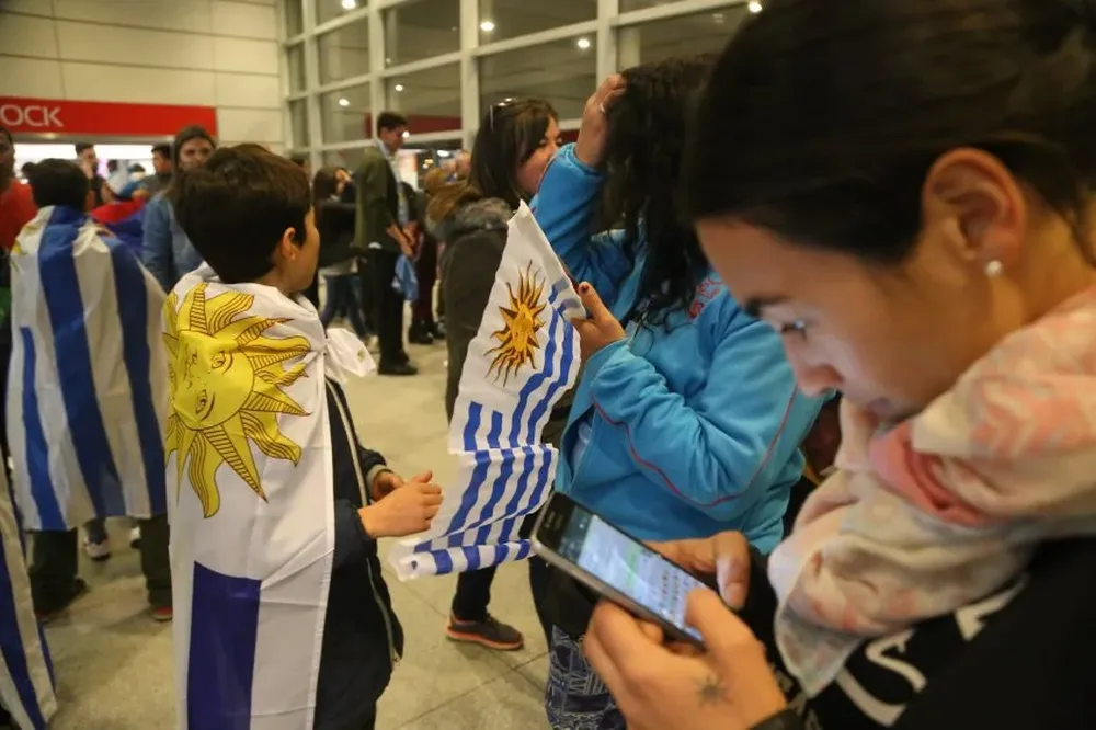 Impresionante la cantidad de gente que se acercó a Carrasco para despedir a la selección