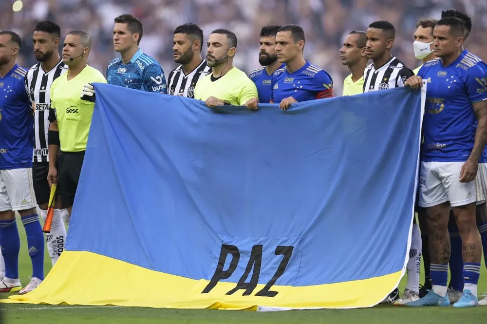 En la cancha los jugadores posaron juntos con una bandera de Ucrania pidiendo paz