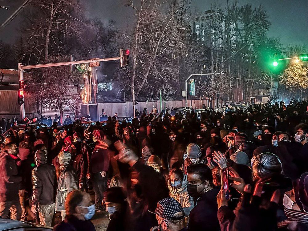 Los iraníes han desafiado la represión gubernamental y volvieron a las calles en la noche del sábado.