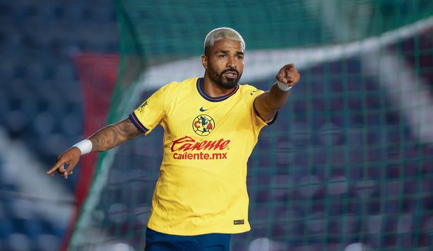 Rodrigo Aguirre celebra su gol para América de México