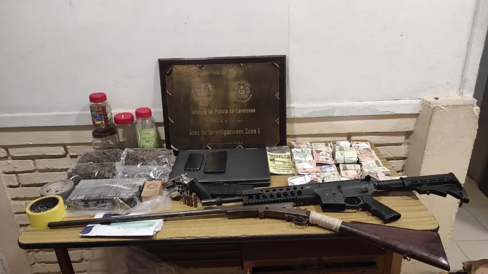 La Jefatura de Policía de Canelones detuvo a dos personas e incautó diversas armas y sustancias, además de dinero y dispositivos electrónicos, en el marco de un operativo policial