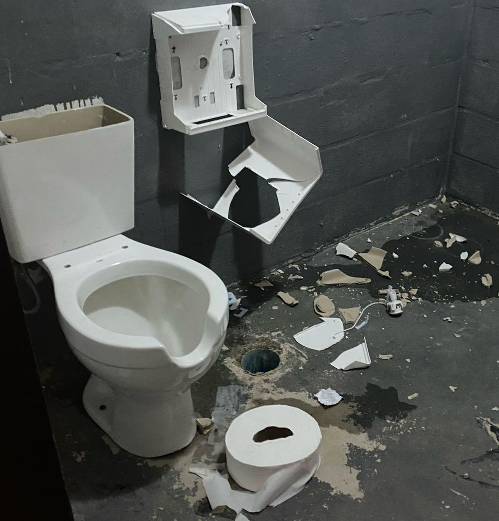 Destrozos en baños del Campeón del Siglo en el partido Peñarol vs Cerro Destrozos en baños del Campeón del Siglo en el partido Peñarol vs Cerro