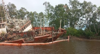 Barco abandonado en Carmelo