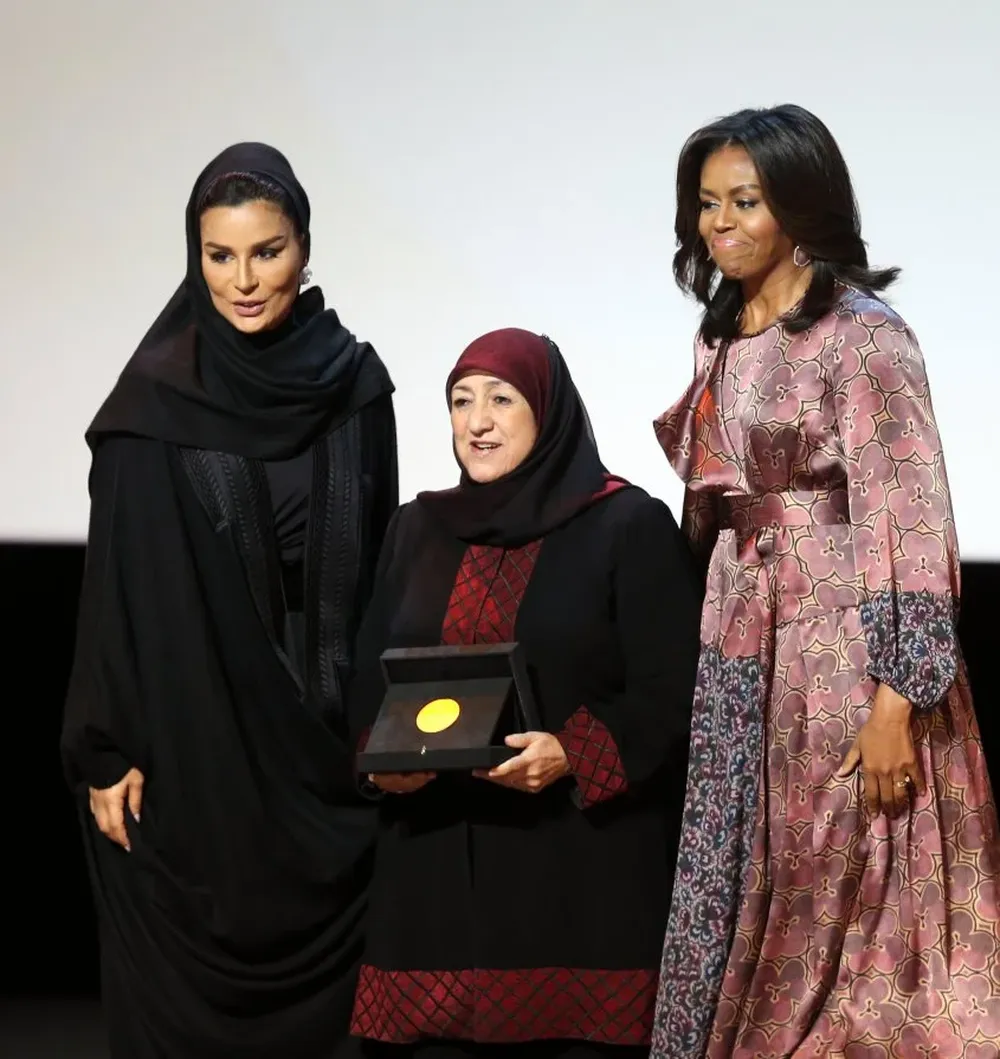 La primera dama estadounidense y la encargada de Catar Foundation, Sheikha Moza bint Nasser, entregaron el premio WISE a la doctora afgana Sakena Yacoobi