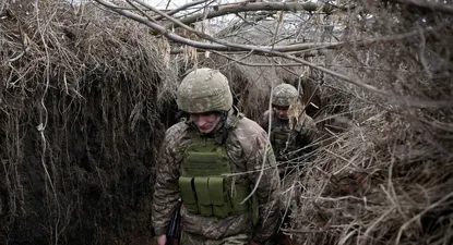 Militares ucranianos comienzan a ubicarse cerca de la frontera con Rusia