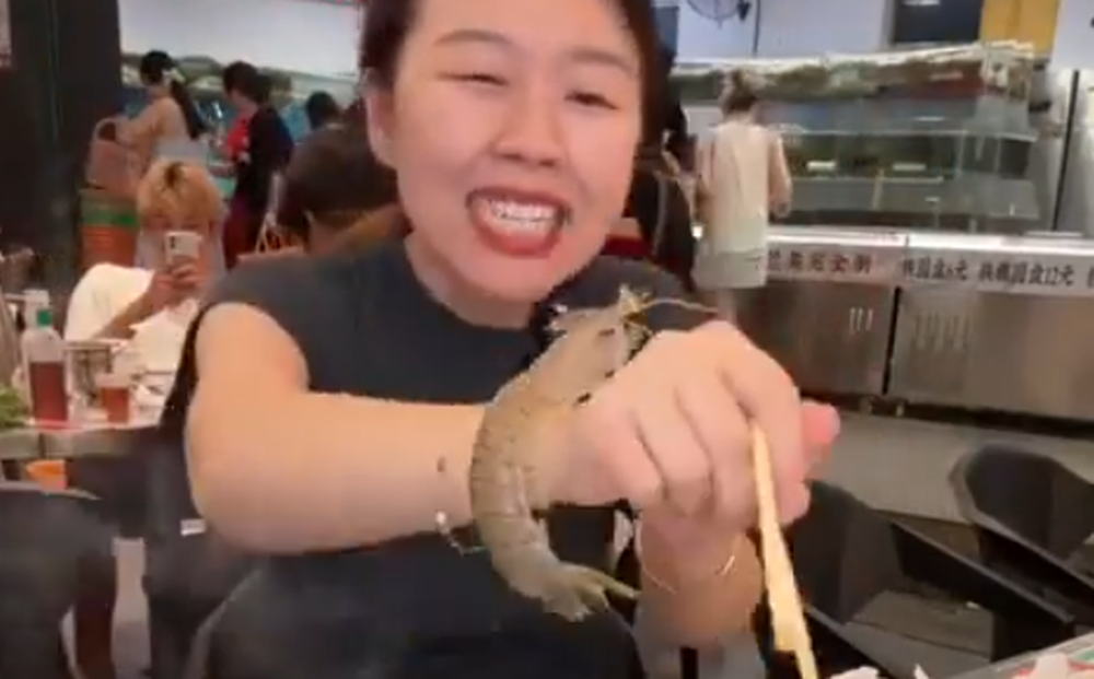 Una mujer china quiso cocinar una langosta marina y fue atacada por el crustáceo