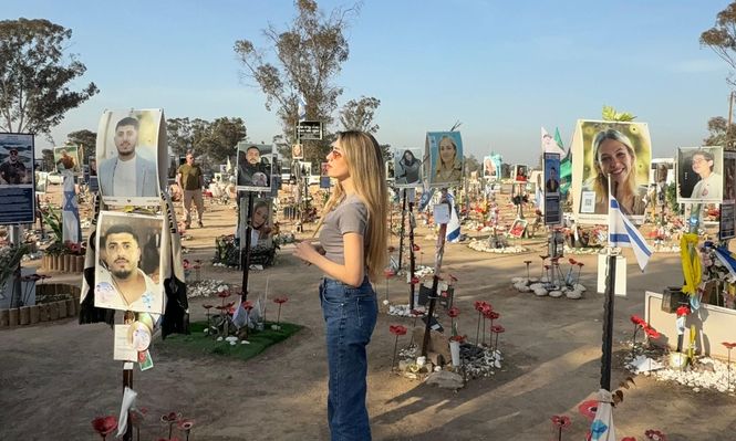 Andrea Bisso en el memorial de las víctimas del Festival Nova, en Israel.