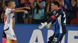 Luciano González, quien anotó el último penal para el triunfo de Nacional, se abraza con Ignacio Suárez, que atajó dos ante Deportivo Maldonado por la Copa de la Liga AUF