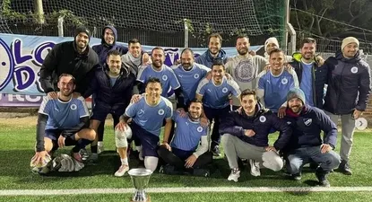 El campeón con su equipo