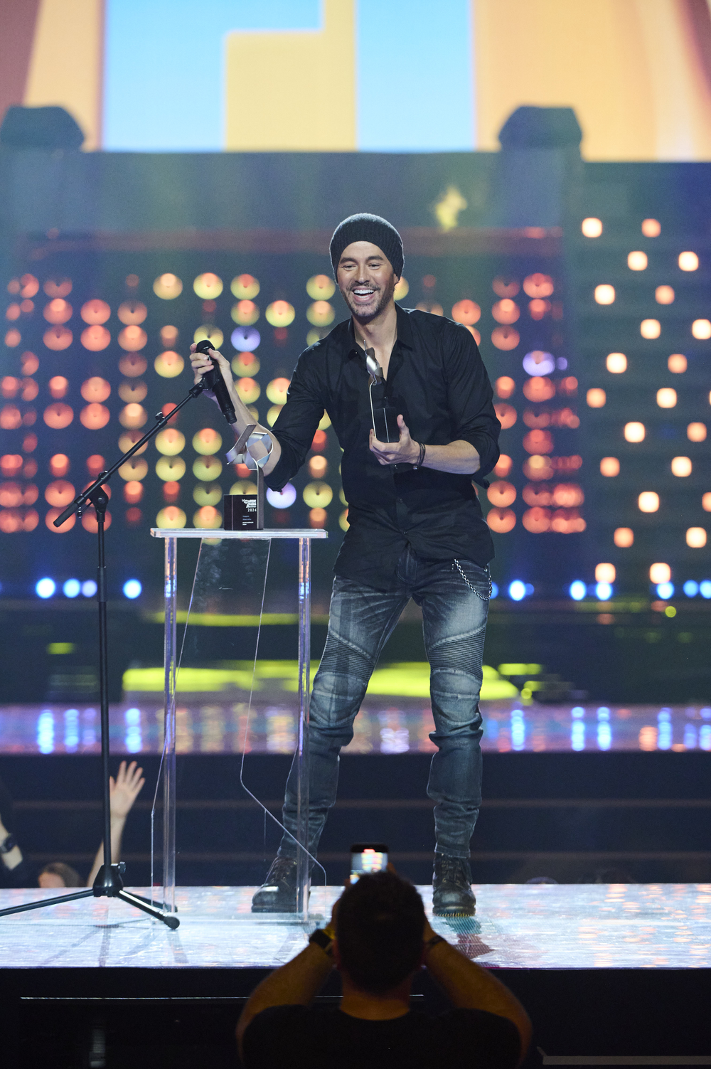 Enrique Iglesias prepara un mega show para celebrar sus 50 años.