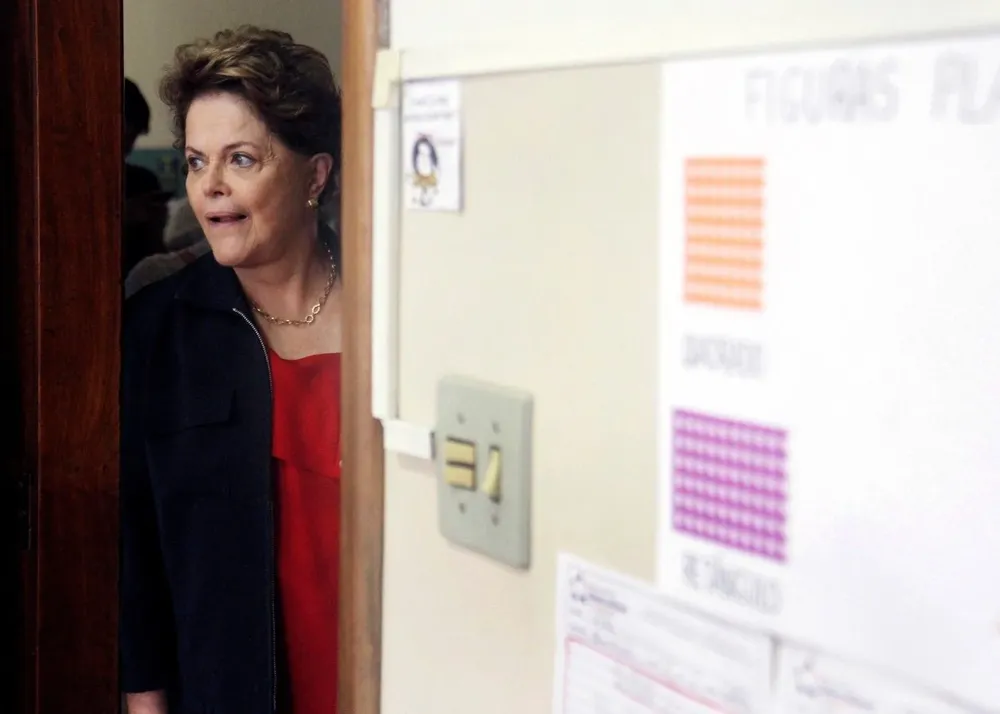 Dilma Rouseff poco después de depositar su voto hoy en la ciudad de Belo Horizonte