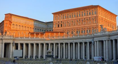 Diez habitaciones, mármol y capilla: la lujosa residencia papal que Francisco rechazó y que podría habitar León XIV