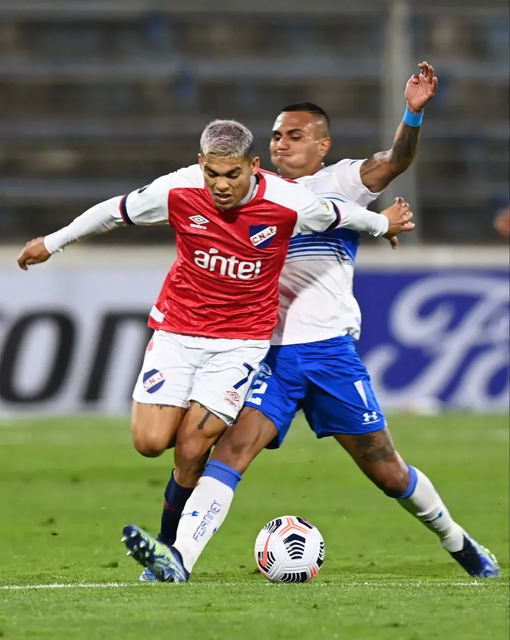 Ocampo escapa de Leiva: falta y amarilla