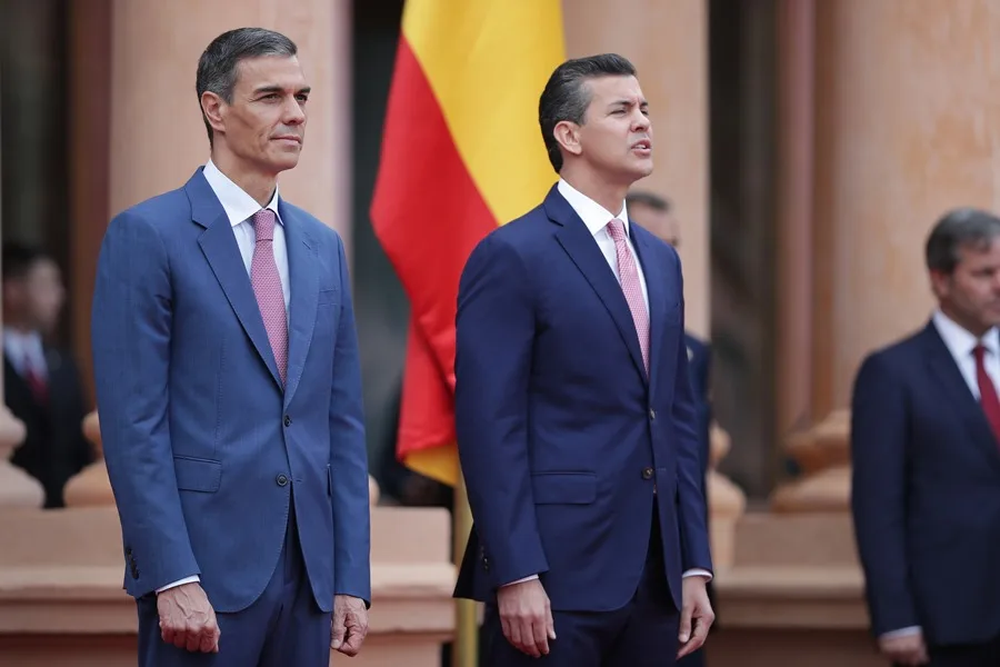 El presidente del Gobierno de España, Pedro Sánchez junto al presidente de Paraguay, Santiago Peña.