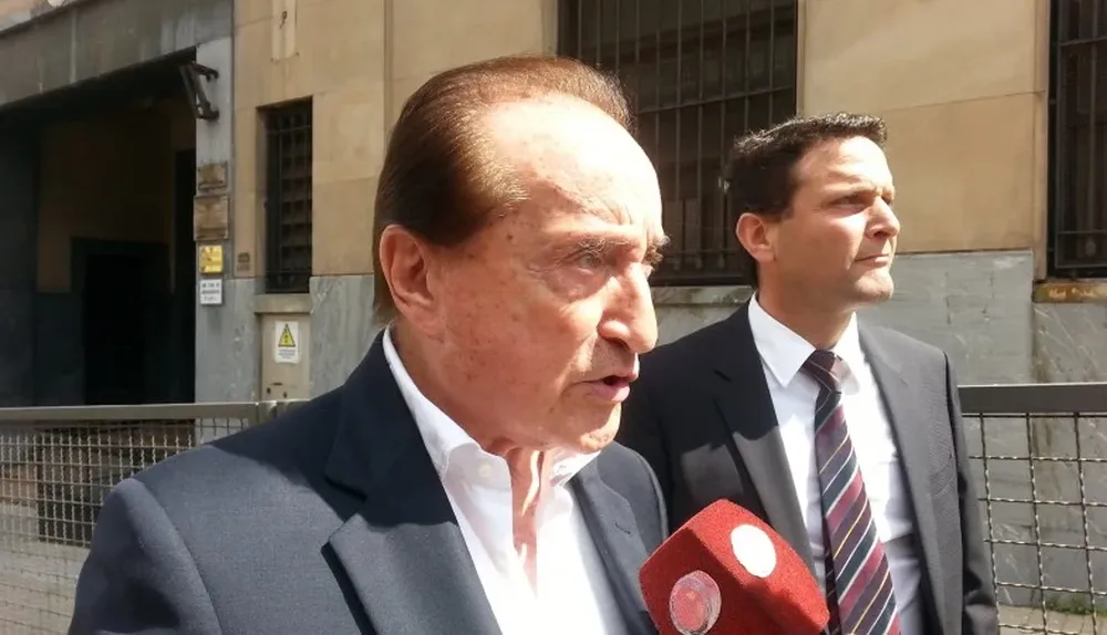 Eugenio Figueredo junto a su abogado, Gustavo Bordes, afuera del juzgado