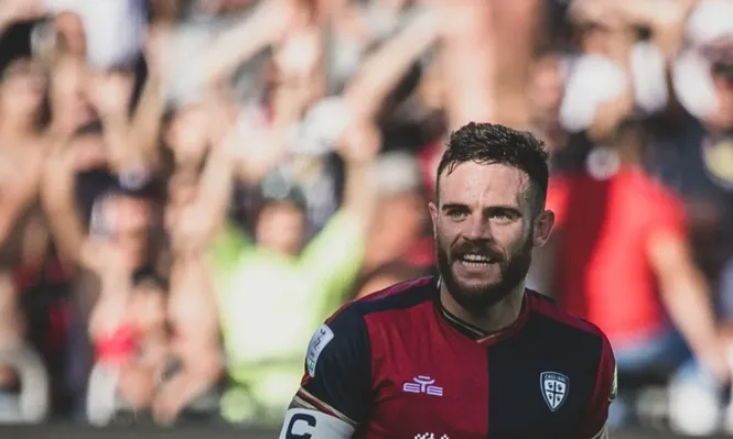 Nahitan Nandez con la cinta de capitán de Cagliari