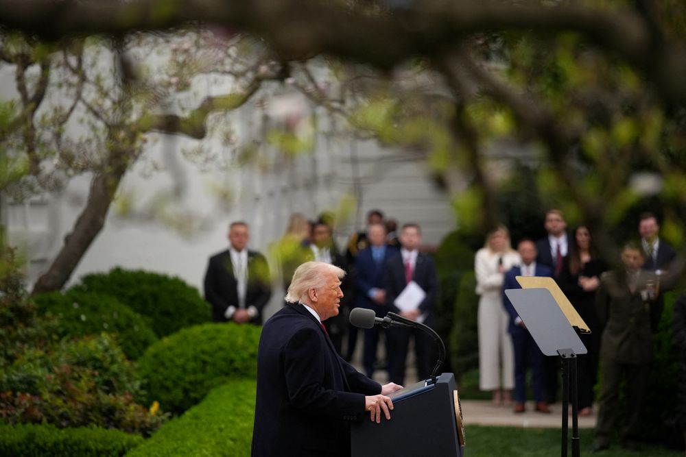 Trump hizo el anuncio en los jardines de la Casa Blanca, frente a su gabinete y un grupo de trabajadores automotrices de Detroit.