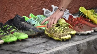 Los zapatos embarrados luego de una semana complicada por la lluvia