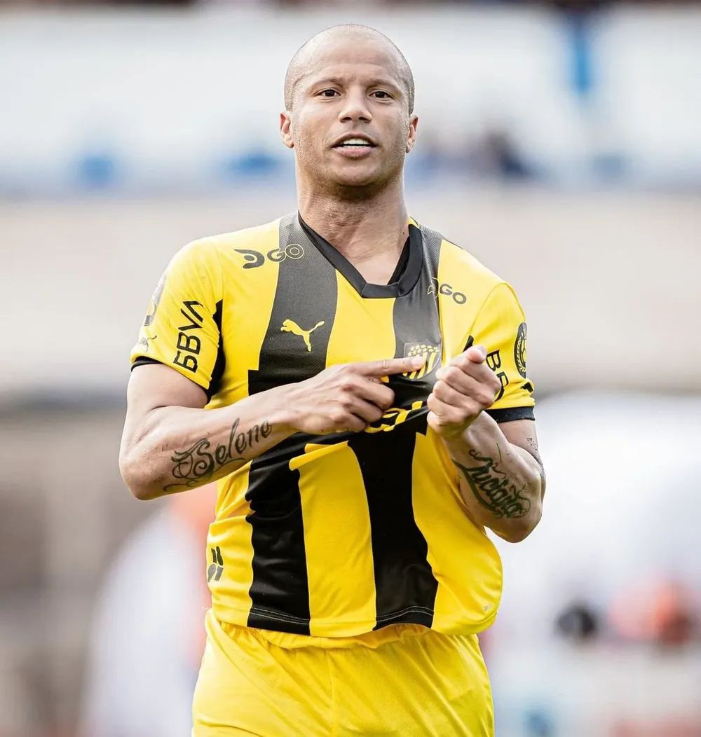 Carlos Sánchez celebra su gol para Peñarol ante Sud América por la Copa AUF Uruguay