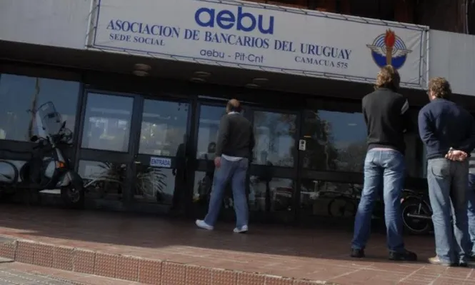 Radicales de AEBU piden al gobierno negociar “de buena fe”