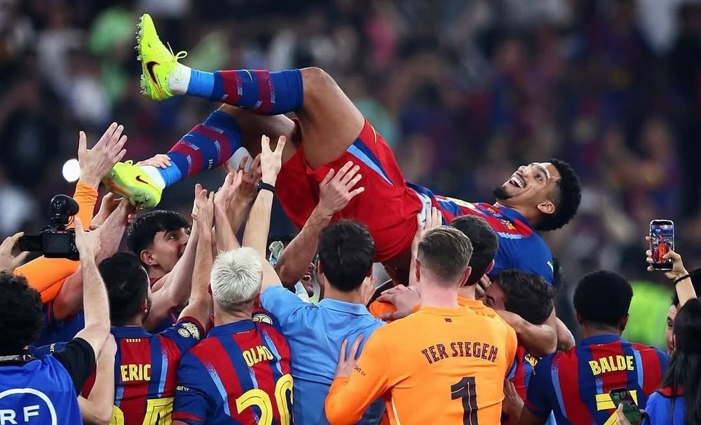 Ronald Araujo fue levantado en andas por sus compañeros de Barcelona luego de su regreso tras 47 días para ganar la Supercopa Española ante Real Madrid