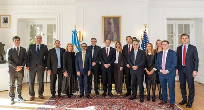 El Observador | Delegación argentina junto al embajador Alejandro Oxenford durante el encuentro en la Embajada de la República Argentina en Estados Unidos.