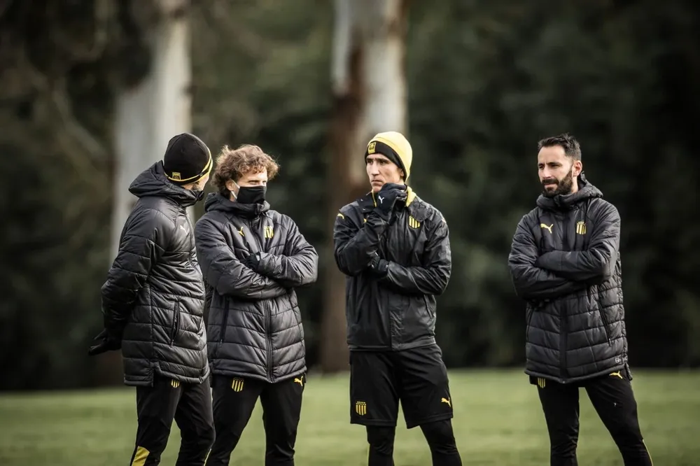 Diego Forlán junto a Pablo Forlán, Juan Castillo y Manuel Ojalvo, sus ayudantes cuando dirigió a Peñarol